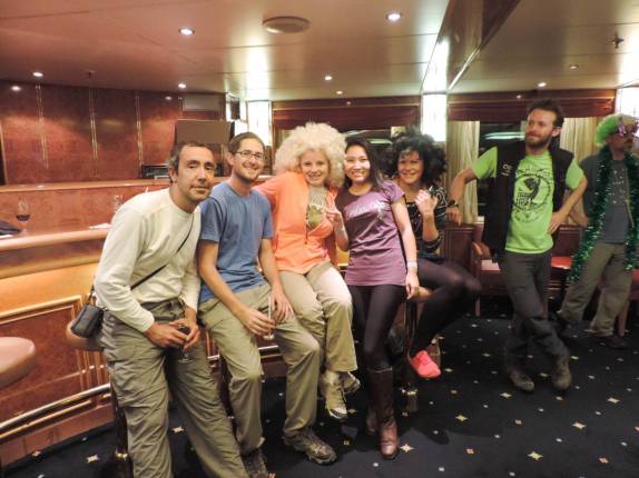 Confraternizando durante nossa primeira festa no Sea Spirit, no trecho entre Buenos Aires e as Ilhas Malvinas